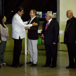 El presidente de Venezuela, Nicolás Maduro saluda al exmandatario español Jose Luis Zapatero, junto al secretario general de la Unión de Naciones Suramericanas (Unasur), Ernesto Samper, antes de la reunión entre oposición y Gobierno en Cara