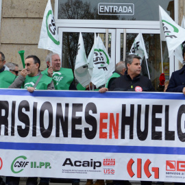 La plataforma sindical de trabajadores de Instituciones Penitenciarias ante la Subdelegación del Gobierno - EFE/ A. Alvarez