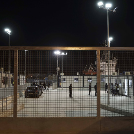 Migrantes y agentes de Policía, en el interior del Centro de Atención Temporal para Extranjeros de Málaga.-ENTREFRONTERAS