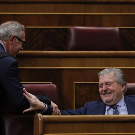 El ministro de Cultura José Guirao y su antecesor, Íñigo Méndez de Vigo, se saludan este miércoles en el Congreso. EFE/Javier Lizón