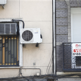 Cartel de 'se vende' en el balcón de un piso de un edificio de Madrid. E.P./Eduardo Parra