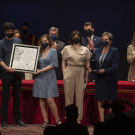 16/05/2021. La familia de Julio Anguita recoge el título de Hijo Adoptivo en el Gran Teatro, en Córdoba. - EUROPA PRESS