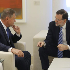 Rajoy conversa con el presidente de Rumanía, Klaus Werner Iohannis. / BALLESTEROS (EFE)