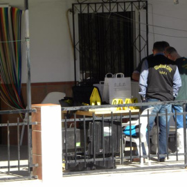 Agentes de la Guardia Civil en la vivienda en el núcleo poblacional de Los Romanes, de La Viñuela (Málaga), donde anoche fue encontrado el cadáver de una mujer de mediana edad con casi 30 puñaladas, por lo que ha sido detenido su pareja sen