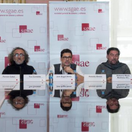 El presidente de la SGAE, José Ángel Hevia (c), junto a Fermín Cabal (i) Antonio Onetti (2d), Fermín Cabal (2i), Clifton Williams (d) y Teo Cardala (2d), esta mañana en la sede de la entidad.- EFE