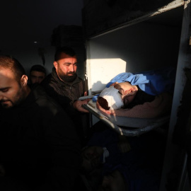 28/12/23. Familiares y amigos velan uno de los cadávares en la morge de Tulkarem, Cisjordania este miércoles. Al menos seis palestinos murieron y otro más resultó gravemente herido por fuego israelí.