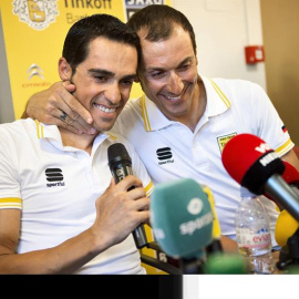 El ciclista italiano Ivan Basso (d), abraza a su compañero en el Tinkoff-Saxo, Alberto Contador, durante una rueda de prensa celebrada en Pau, Francia. /EFE