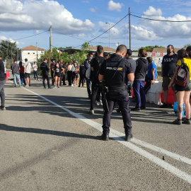 La Policía identifica a los activistas que estaban en la zona.