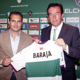 El exjugador del Valencia CF, Rubén Baraja (i), posa con el presidente del Elche, Juan Anguix, en su presentación como nuevo técnico del club. /EFE