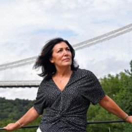 Anna Amato posa junto al puente de Clifton en Bristol, Reino Unido, el pasado 28 de agosto de 2019. - REUTERS/Toby Melville