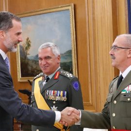 El Jefe del Estado Mayor de la Defensa (Jemad), el general Fernando Alejandre, saluda al rey Felipe VI. CASA REAL