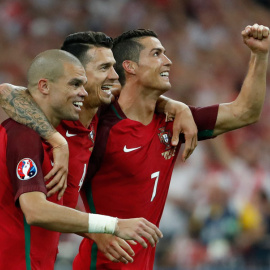 Pepe, Jose Fonte y Cristiano celebran la clasificación de Portugal ante Polonia. REUTERS/Yves Herman