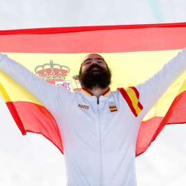Regino Hernández, con la bandera española en el podio. | REUTERS