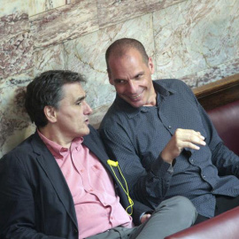 El ministro de Finanzas griego, Euclides Tsakalotos, charla con su predecesor en el cargo, Yanis Varoufakis. / EFE