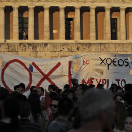 Varias personas participan en una protesta contra las políticas de austeridad en el Parlamento de Atenas.- Orestis Panagiotou (EFE)