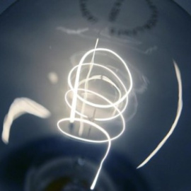 Los consumidores avisan de que el recibo de luz de junio puede subir hasta un 50% / REUTERS