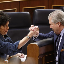 19/12/2018.- La ministra de Educación, isabel Celáa y su antecesor, Íñigo Méndez de Vigo, se saludan durante la última sesión de control al Ejecutivo del año que celebra hoy el Congreso con la vista puesta en el Consejo de Ministros del pró