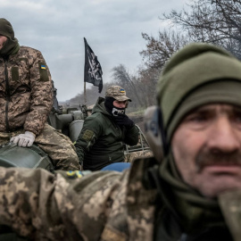 Militares ucranianos cerca de una línea del frente en la región de Jersón, Ucrania, a 9 de noviembre de 2022.