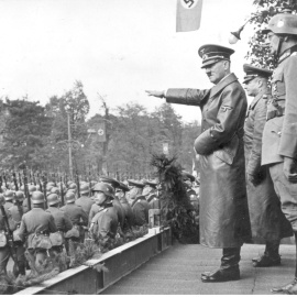 Una fotografía del Archivo Digital Nacional de Polonia muestra al Führer de Alemania Adolf Hitlercon el general alemán Gunther von Kluge , el general Maximilian von Weichs (3-R) y el general Fedor von Bock (2- R) mientras observan a las tro