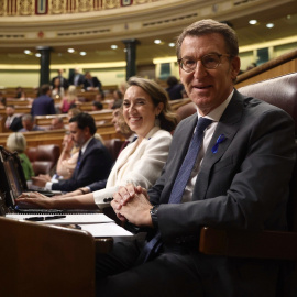 El presidente del PP, Alberto Núñez Feijóo, con la secretaria general y portavoz parlamentaria del partifdo, Cuca Gamarra,  durante la primera jornada del Debate sobre el Estado de la Nación, en el Congreso de los Diputados. E.P./Eduardo Pa