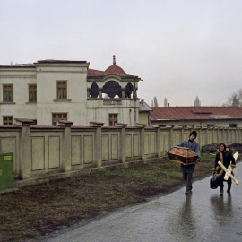 Unos padres rumanos llevan un pequeño ataúd donde va el cuerpo de bebé, muerto por el sida en un hospital de Bucarest (6 de febrero de 1990). REUTERS / Radu Sigheti