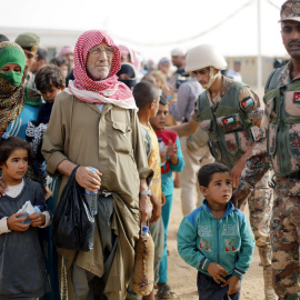 Refugiados sirios  en la zona fronteriza de Al Ruqban , cerca de la frontera con Jordania noreste con Siria e Irak.- REUTERS / Mohamed Hamed