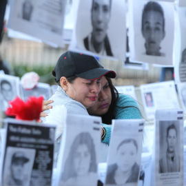 30/08/2019.- Dos mujeres lloran durante una manifestación de familiares de personas desaparecidas en Ciudad de México. / EFE - MARIO GUZMÁN