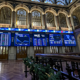 Varios paneles y monitores muestran la evolución del Ibex y del resto de los valores, en el patio de negociación de la Bolsa de Madrid. EFE/ Altea Tejido