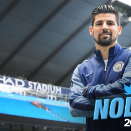 Nolito posa en el Etihad Stadium con los colores de su nuevo equipo.