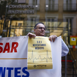 Médicos de urgencias extrahospitalarias de Atención Primaria participan este lunes en una concentración frente a la sede de la Consejería de Sanidad en Madrid.