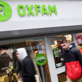 eatones pasan delante de una tienda Oxfam en Londres. | EFE