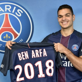 Ben Arfa posa con su nueva camiseta, la del París Saint-Germain.