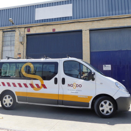 27/08/2019.- Una furgoneta del Ayuntamiento de Sevilla llega para recoger muestras a la sede de la empresa Magrudis. / EFE - JOSÉ MANUEL VIDAL