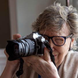 La fotoperiodista Joana Biarnés, durante una rueda de prensa en la Universidad Internacional Menéndez Pelayo (UIMP) - EFE/Pedro Puente Hoyos