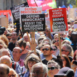 Miles de manifestantes salieron este sábado a la calle en diversas ciudades del Reino Unido para protestar contra la clausura del Parlamento.- Vickie Flores (EPA)