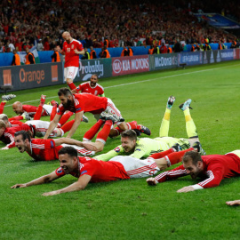 Los jugadores galeses se tiran al césped del estadio de Lille para celebrar su victoria contra Bélgica. /REUTERS