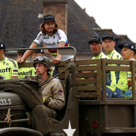 Alberto Contador (2i), Peter Sagan (c) y sus compañeros de Tinkoff llegan a la presentación del equipo en un vehículo militar ayer en Normandía. /EFE