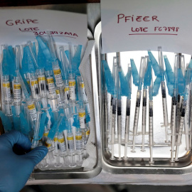 La Comunitat Valenciana empieza a administrar desde este miércoles 27 de octubre la doble vacunación: la dosis de refuerzo de la covid-19 a los mayores de 70 años y la vacuna de la gripe.