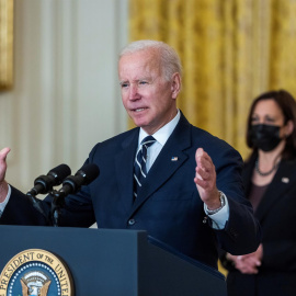 El presidente de Estados Unidos, Joe Biden, habla sobre el marco de su "histórico" acuerdo de gasto multimillonario en el Salón Este de la Casa Blanca en Washington, DC