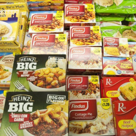 Imagen de varios platos precocinados a la venta en un supermercado. EFE
