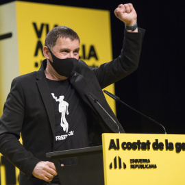 El líder de EH Bildu, Arnaldo Otegi, que goza de un permiso de semilibertad al haber accedido al tercer grado penitenciario, interviene durante un acto central de campaña electoral en Girona, a 7 de febrero de 2021.