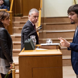 El lehendakari, Iñigo Urkullu (c), y la consejera de Empleo y Políticas Sociales, Beatriz Artolazabal (i), pasan junto al portavoz de Podemos, Lander Martínez (d). /EFE