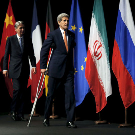 El ministro de Exteriores de Irán, Javad Zarif; el de Reino Unido, Philip Hammond; y el secretario de Estado de EEUU, Kerry, hoy en Viena. REUTERS/Carlos Barria