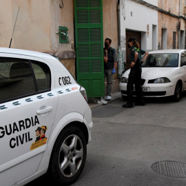 La Guardia Civil investiga el presunto asesinato de una madre de 28 años de edad y de su hijo de 7, cuyos cadáveres han sido hallados este martes en su casa de Sa Pobla, en Mallorca.