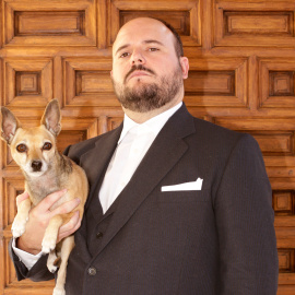 Niño de Elche sostiene un can.- SONY