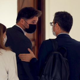 20/10/2021.- El ministro de Presidencia, Félix Bolaños (d), conversa con el portavoz de ERC Gabriel Rufián mientras abandonan el hemiciclo tras asistir a la sesión de control al Gobierno, este miércoles, en el Congreso de los Diputados. EFE