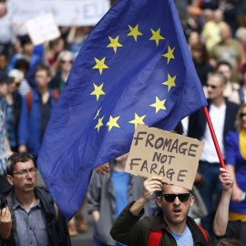 Manifestantes contra el Brexit portan una bandera de la UE.- REUTERS