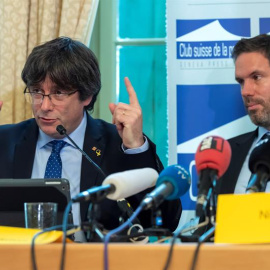 El expresidente de la Generalitat Carles Puigdemont (i) y el abogado Nico Krisch explican la demanda presentada ante el Comité de Derechos Humanos de las Naciones Unidas. EFE/ Martial Trezzini