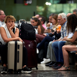 30/08/2019.- Pasajeros en la estación de Sants de Barcelona durante una nueva jornada de paros. /  EFE/Alejandro García
