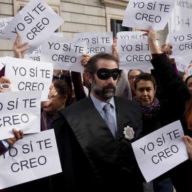'Performance' contra la Justicia patriarcal frente al Congreso. EFE/Archivo